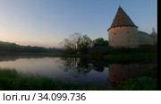 Раннее июньское утро у Староладожской крепости. Старая Ладога, Россия (2020 год). Редакционное видео, видеограф Виктор Карасев / Фотобанк Лори