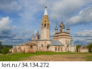Старинный храмовый комплекс села Парское крупным планом облачным сентябрьским днем. Ивановская область, Россия (2019 год). Стоковое фото, фотограф Виктор Карасев / Фотобанк Лори