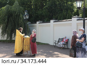 Женщина на исповеди у священника (2020 год). Редакционное фото, фотограф Дмитрий Неумоин / Фотобанк Лори