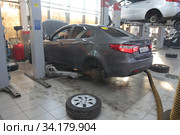 Автомобиль КИА в автосалоне на техническом обслуживании (2018 год). Редакционное фото, фотограф Дмитрий Неумоин / Фотобанк Лори