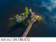 Над церковью апостола Андрея Первозванного (аэросъемка). Река Вуокса. Ленинградская область, Россия (2018 год). Стоковое фото, фотограф Виктор Карасев / Фотобанк Лори