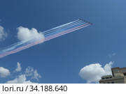 Группа штурмовиков Су-25 "Грач" дымят цветами российского флага в небе над Красной площадью во время парада, посвященного 75-летию Победы в Великой Отечественной войне (2020 год). Редакционное фото, фотограф Free Wind / Фотобанк Лори
