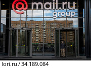 Вход в офис интернет-компании Mail.ru Group над на Тверском проспекте в городе Москве, Россия (2020 год). Редакционное фото, фотограф Николай Винокуров / Фотобанк Лори