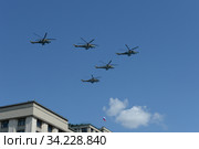 Ударные боевые вертолеты Ми-35М в небе над Москвой во время парада, посвященного 75-летию Победы в Великой Отечественной войне (2020 год). Редакционное фото, фотограф Free Wind / Фотобанк Лори