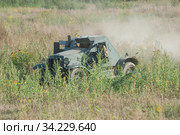 Советский бронеавтомобиль Второй мировой войны Д-8 на шасси легкового автомобиля ГАЗ-А в движении по полю на ретро ралли "Моторы войны", Черноголовка, Московская область, вид слева-спереди (2018 год). Редакционное фото, фотограф Малышев Андрей / Фотобанк Лори