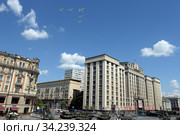 Группа стратегических ракетоносцев Ту-22М3 с изменяемой геометрией крыла и сверхзвуковой стратегический бомбардировщик дальней авиации Ту-160 в небе над Москвой во время парада, посвященного 75-летию Победы в Великой Отечественной войне (2020 год). Редакционное фото, фотограф Free Wind / Фотобанк Лори