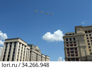 Группа тактических фронтовых бомбардировщиков с крылом изменяемой стреловидности Су-24М (Fencer) в небе над Москвой во время парада, посвященного 75-летию Победы в Великой Отечественной войне (2020 год). Редакционное фото, фотограф Free Wind / Фотобанк Лори