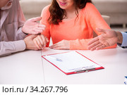 Young male lawyer, old man and his granddaughter in testament co. Стоковое фото, фотограф Elnur / Фотобанк Лори