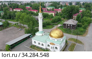 Мечеть в городе Серове. Вид сверху. Россия (2020 год). Стоковое видео, видеограф Евгений Ткачёв / Фотобанк Лори
