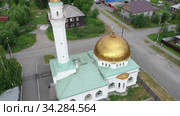 Мечеть в городе Серове. Вид сверху. Россия (2020 год). Стоковое видео, видеограф Евгений Ткачёв / Фотобанк Лори