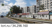 Жилые дома вдоль трассы М9, город Зубцов (2020 год). Редакционное фото, фотограф Дмитрий Неумоин / Фотобанк Лори