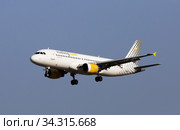 Airline Vueling plane comes in for a landing in an aeroport El Prat city of Barcelona. Board number EC-LOB (2020 год). Редакционное фото, фотограф Яков Филимонов / Фотобанк Лори