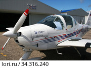 Самолет Tecnam P2002JF (RA-01792) Sierra у ангара. Россия, аэродром ФИНАМ, Большое Грызлово, авиакомпания "ЧелАвиа" (2020 год). Редакционное фото, фотограф Щеголева Ольга / Фотобанк Лори