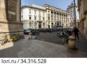 Palace of the Banca Commerciale Italian in the Largo Raffaele Mattioli street as viewed from San Fedele Square. City of Milan, region of Lombardy, Italy, Europe.. (2018 год). Редакционное фото, фотограф Bala-Kate / Фотобанк Лори