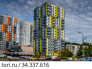 Москва, район Котловка, жилой дом,построенный по программе реновации, на Севастопольском проспекте (2020 год). Редакционное фото, фотограф glokaya_kuzdra / Фотобанк Лори
