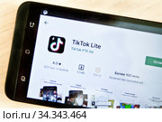 Экран приложения «ТикТок» (англ. TikTok) (2020 год). Редакционное фото, фотограф Victoria Demidova / Фотобанк Лори