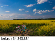 Велосипед в рапсовом поле (2020 год). Редакционное фото, фотограф Литвяк Игорь / Фотобанк Лори