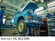 Советский олдтаймер "Москвич-403" на подъемнике крупным планом. Реставрация ретротранспорта (2020 год). Редакционное фото, фотограф Виктор Карасев / Фотобанк Лори