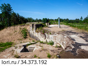 Остатки орудийного дворика с батарей для 6-дюймовых (152-мм) орудий "Кане". Построен в 1912 году. Форт «Красная Горка». Посёлок Форт Красная Горка, Ломоносовский район, Ленинградская область (2020 год). Редакционное фото, фотограф Сергей Афанасьев / Фотобанк Лори