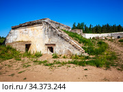 Остатки орудийного дворика с батарей для 6-дюймовых (152 мм) орудий "Кане". Построен в 1912 году. Форт «Красная Горка». Посёлок Форт Красная Горка, Ломоносовский район, Ленинградская область (2020 год). Редакционное фото, фотограф Сергей Афанасьев / Фотобанк Лори