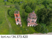 Вид сверху на руины старинной Спасской церкви июльским днем. Деревня Погорельцы. Тверская область, Россия (2019 год). Стоковое фото, фотограф Виктор Карасев / Фотобанк Лори