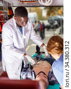 Emergency doctor using defibrillator. Стоковое фото, фотограф Яков Филимонов / Фотобанк Лори