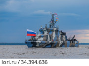 Россия. Санкт-Петербург. Военный корабль в акватории Финского залива. Противодиверсионный катер "Нахимовец", бортовой номер 689 (2020 год). Редакционное фото, фотограф Литвяк Игорь / Фотобанк Лори