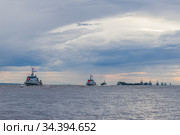 Россия. Санкт-Петербург. Армада военных кораблей в акватории Финского залива на параде в честь дня ВМФ (2020 год). Редакционное фото, фотограф Литвяк Игорь / Фотобанк Лори