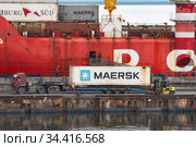 Crane unloading container cargo ship Sevmorput Rosatomflot - Russian nuclear-powered icebreaker lighter aboard ship carrier (2019 год). Редакционное фото, фотограф А. А. Пирагис / Фотобанк Лори