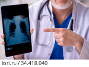Old male doctor radiologist in telehealth concept. Стоковое фото, фотограф Elnur / Фотобанк Лори