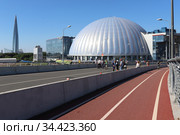 Вид на ТРК Питерленд с Яхтенного моста. Санкт-Петербург (2020 год). Редакционное фото, фотограф Анна Зеленская / Фотобанк Лори