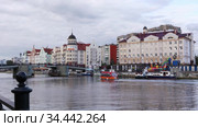 KALININGRAD, RUSSIA - JULY 29, 2020: Fish village district on the bank of the Staraya Pregolya river on a summer evening. Kaliningrad, Russia. Редакционное видео, видеограф Алексей Кузнецов / Фотобанк Лори