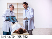 Police coroner examining dead body corpse in morgue. Стоковое фото, фотограф Elnur / Фотобанк Лори