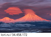 Камчатка, лентикулярные облака над Корякским вулканом. Стоковое фото, фотограф Александр Максин / Фотобанк Лори