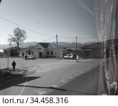 Вид из окна автобуса на поселок, пятна на стекле (2019 год). Редакционное фото, фотограф Елена Дмитриева / Фотобанк Лори