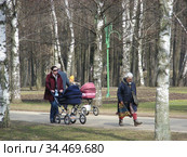 Пешеходы в "Парке Дружбы". Район Левобережный. Город Москва. Россия (2010 год). Редакционное фото, фотограф lana1501 / Фотобанк Лори