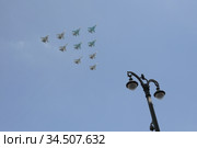 Тактическое крыло в составе группы истребителей Су-30СМ и Су-35С , и бомбардировщиков СУ-34 в небе над Москвой во время генеральной репетиции парада, посвященного 75-летию Победы в Великой Отечественной войне (2020 год). Редакционное фото, фотограф Free Wind / Фотобанк Лори