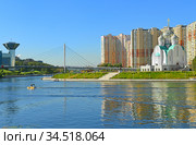 St. Nicholas Church, Pavshinsky Floodplain Pedestrian Bridge and House of Moscow Oblast Government (2020 год). Редакционное фото, фотограф Валерия Попова / Фотобанк Лори