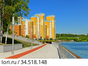 Embankment and new modern residential area of Pavshinsky floodplain on Moscow River bank in summer sunny day (2020 год). Редакционное фото, фотограф Валерия Попова / Фотобанк Лори