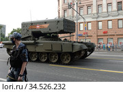 ТОС-1А "Солнцепек" - тяжелая реактивная огнеметная система залпового огня на Тверской улице во время ночной репетиции парада, посвящённого 75-летию Победы в Великой Отечественной войне (2020 год). Редакционное фото, фотограф Free Wind / Фотобанк Лори