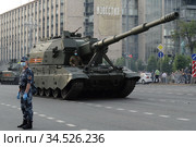 Российская 152-мм самоходная гаубица бригадного звена "Коалиция-СВ" на Тверской улице Москвы во время ночной репетиции парада, посвящённого 75-летию Победы в Великой Отечественной войне (2020 год). Редакционное фото, фотограф Free Wind / Фотобанк Лори