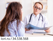 Pregnant woman visiting doctor for regular check-up. Стоковое фото, фотограф Elnur / Фотобанк Лори