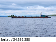 Ferry crossing on the Kama river, Russia (2020 год). Редакционное фото, фотограф Евгений Харитонов / Фотобанк Лори