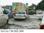 Последствия сильного ливня, затопленная проезжая часть. Москва, МКАД 33 км, съезд на Варшавское шоссе и трассу М2 "Крым". 28 августа 2020 года. Редакционное фото, фотограф Щеголева Ольга / Фотобанк Лори