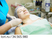 Needle mesotherapy. Cosmetic been injected woman's face. Стоковое фото, фотограф Nataliia Zhekova / Фотобанк Лори