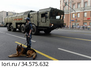 Оперативно-тактический ракетный комплекс 9К720 "Искандер-М" на Тверской улице Москвы во время ночной репетиции парада, посвящённого 75-летию Победы в Великой Отечественной войне (2020 год). Редакционное фото, фотограф Free Wind / Фотобанк Лори