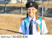 Девочка в форме казачьего кадета весело улыбается и зажмурила глаза от солнца. Стоковое фото, фотограф Иванов Алексей / Фотобанк Лори