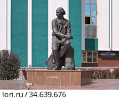 Саранск. Памятник скульптору Степану Дмитриевичу Эрьзе около Мордовского республиканского музея изобразительных искусств им. С.Д. Эрьзи (2018 год). Редакционное фото, фотограф Михаил Марковский / Фотобанк Лори