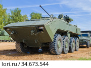 Боевая машина пехоты К-17 проекта "Бумеранг" крупным планом солнечным летним днем. Алабино, Россия (2020 год). Редакционное фото, фотограф Виктор Карасев / Фотобанк Лори