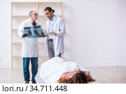 Police coroner examining dead body corpse in morgue. Стоковое фото, фотограф Elnur / Фотобанк Лори